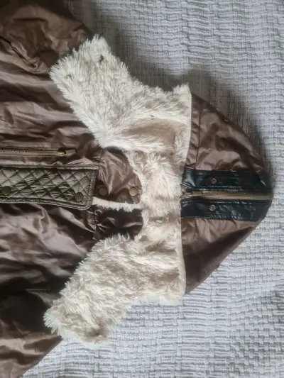 Chaqueta de cuero sintético con capucha y forro de piel - miniatura 4