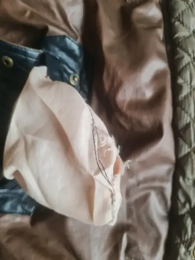 Chaqueta de cuero sintético con capucha y forro de piel - miniatura 6