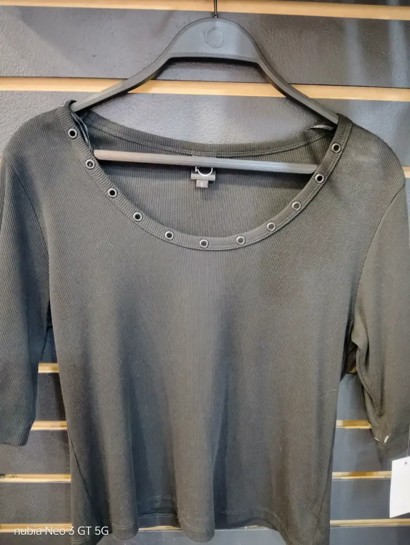 Polera negra con ojales metálicos