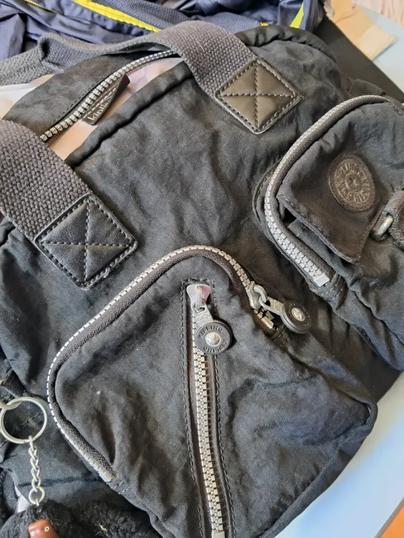 Bolso negro Kipling con múltiples bolsillos - 4