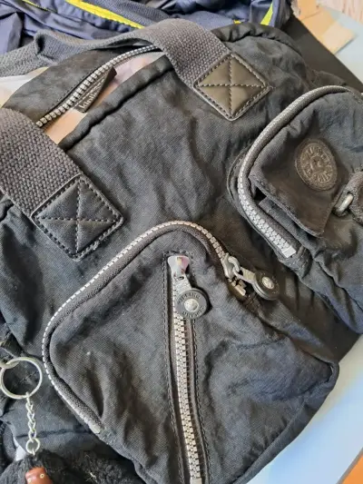 Bolso negro Kipling con múltiples bolsillos - miniatura 4