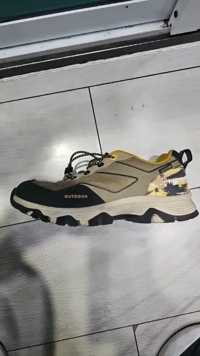 Zapatillas outdoor trekking beige y negro - miniatura 1