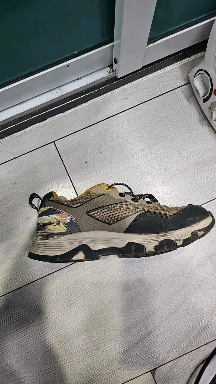 Zapatillas outdoor trekking beige y negro - 2