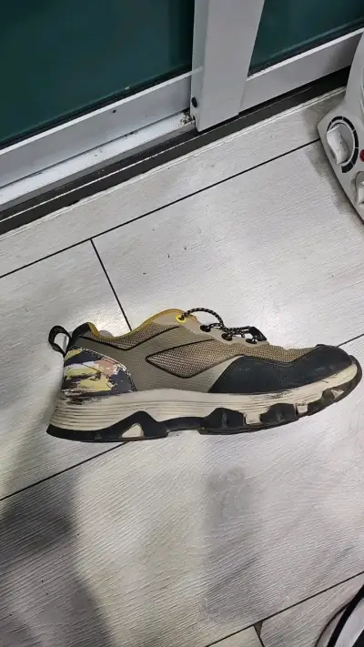 Zapatillas outdoor trekking beige y negro - miniatura 2