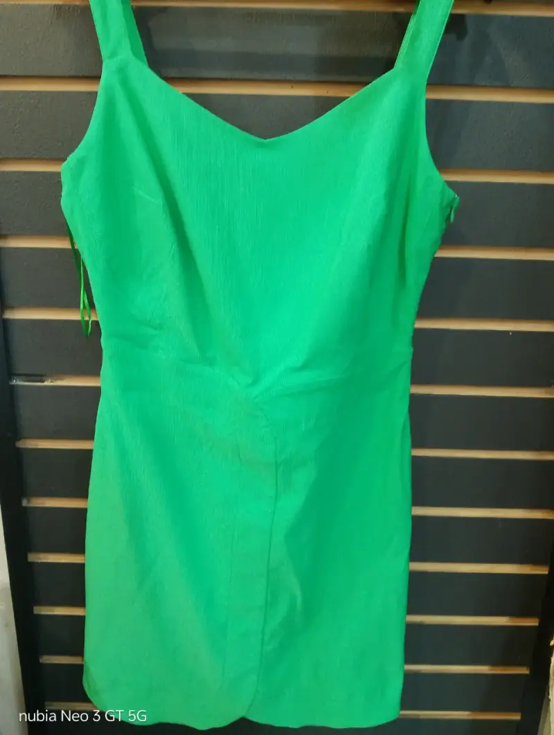 Vestido verde sin mangas para mujer