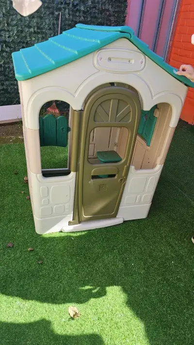 Casita de Juego Infantil de Plástico para Exterior - miniatura 1