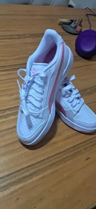 Zapatillas deportivas blancas y rosadas Puma - miniatura 1