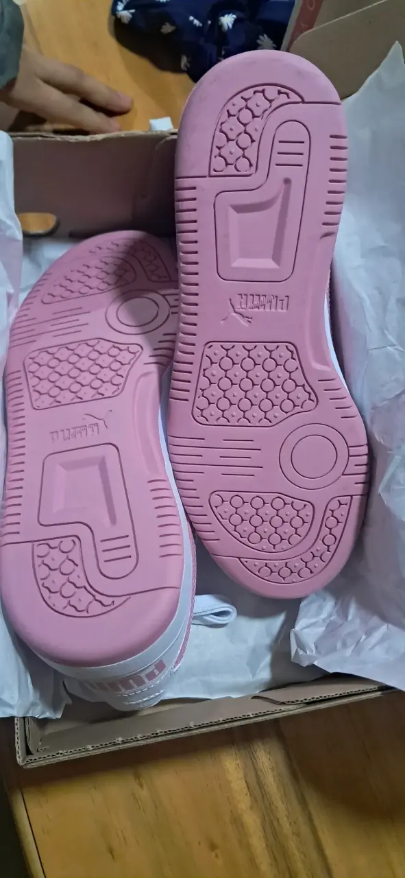 Zapatillas deportivas blancas y rosadas Puma - 4