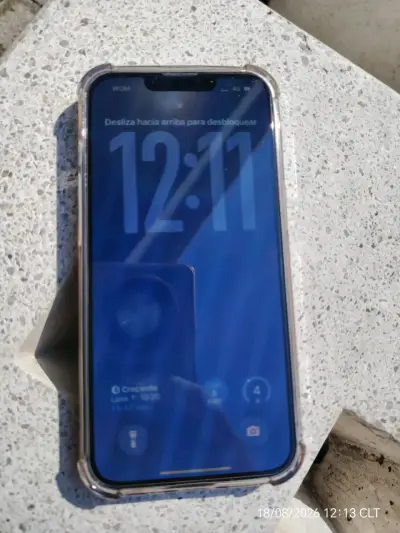 iPhone con carcasa holográfica en buen estado - miniatura 1