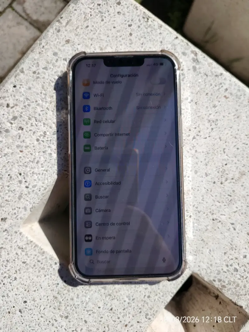 iPhone con carcasa holográfica en buen estado - 3