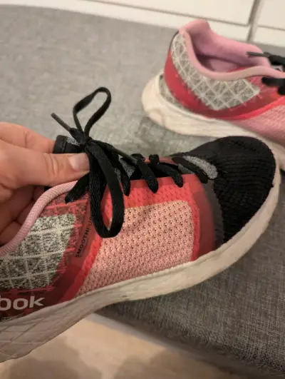 Zapatillas deportivas Reebok para mujer color rosa y negro - miniatura 2