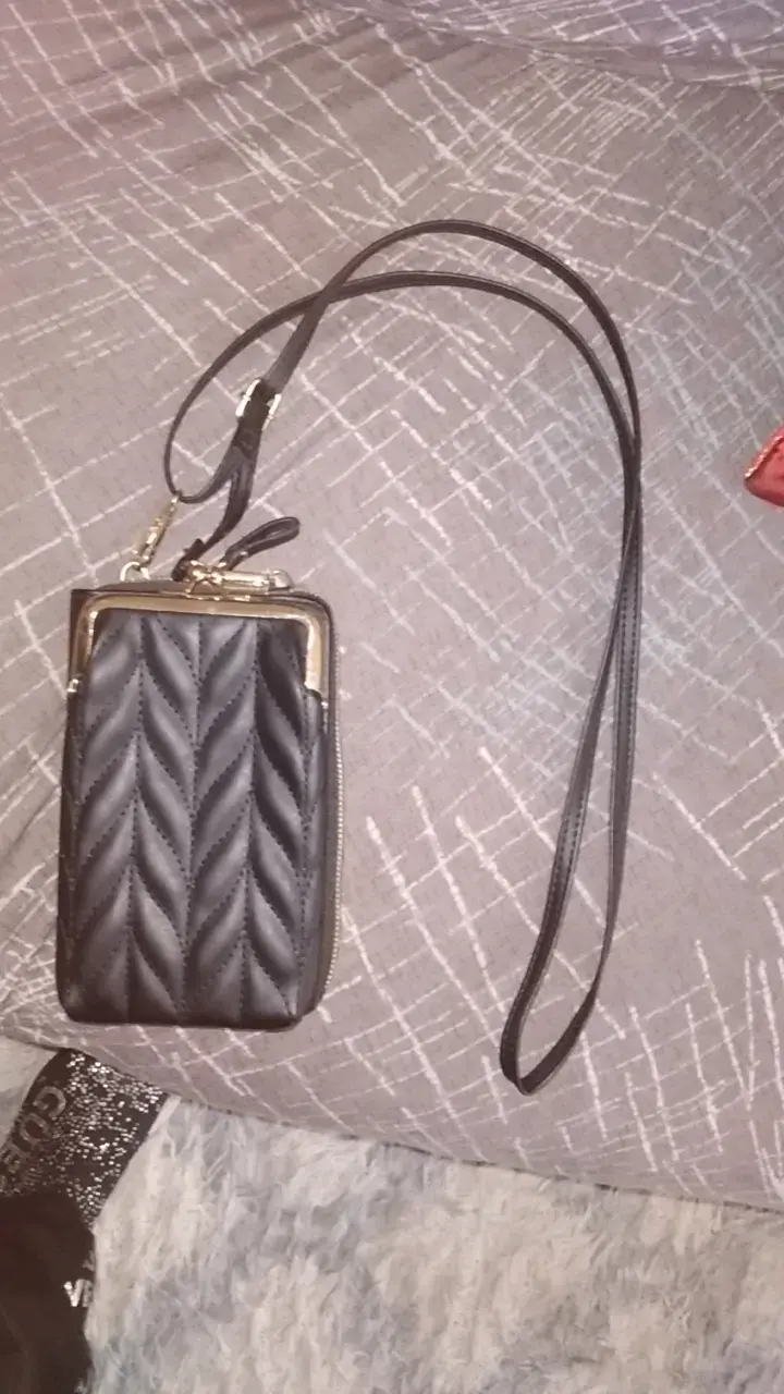 Cartera negra con diseño acolchado y correa ajustable - 1