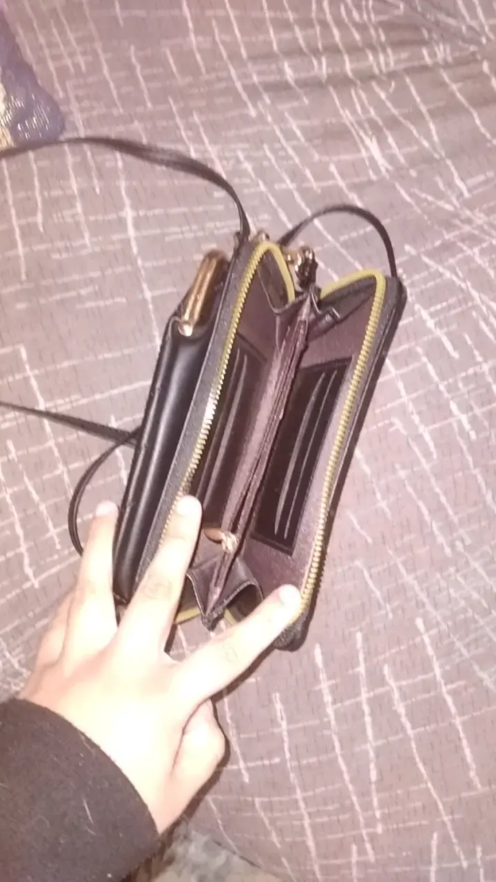Cartera negra con diseño acolchado y correa ajustable - 2
