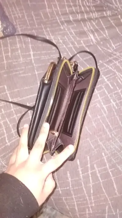 Cartera negra con diseño acolchado y correa ajustable - miniatura 2