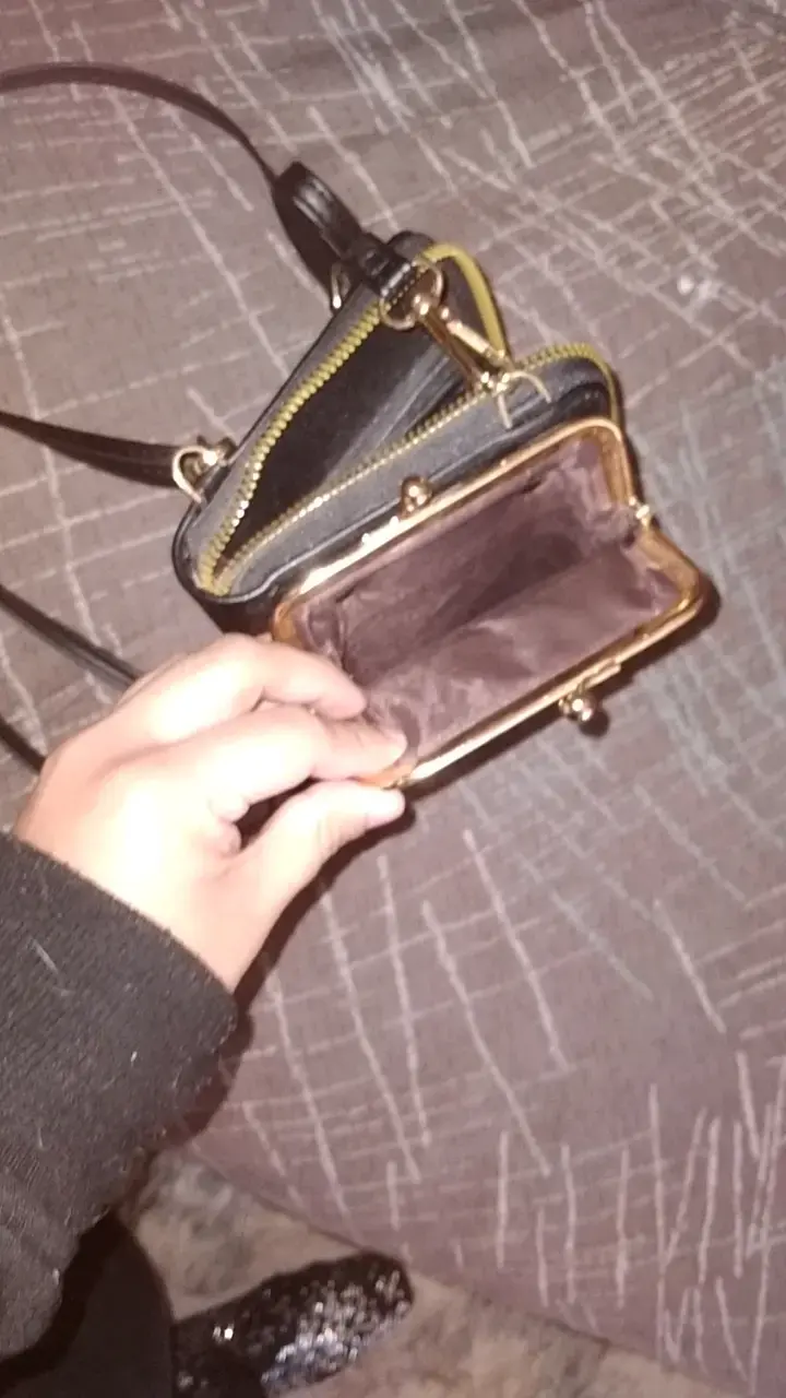 Cartera negra con diseño acolchado y correa ajustable - 3