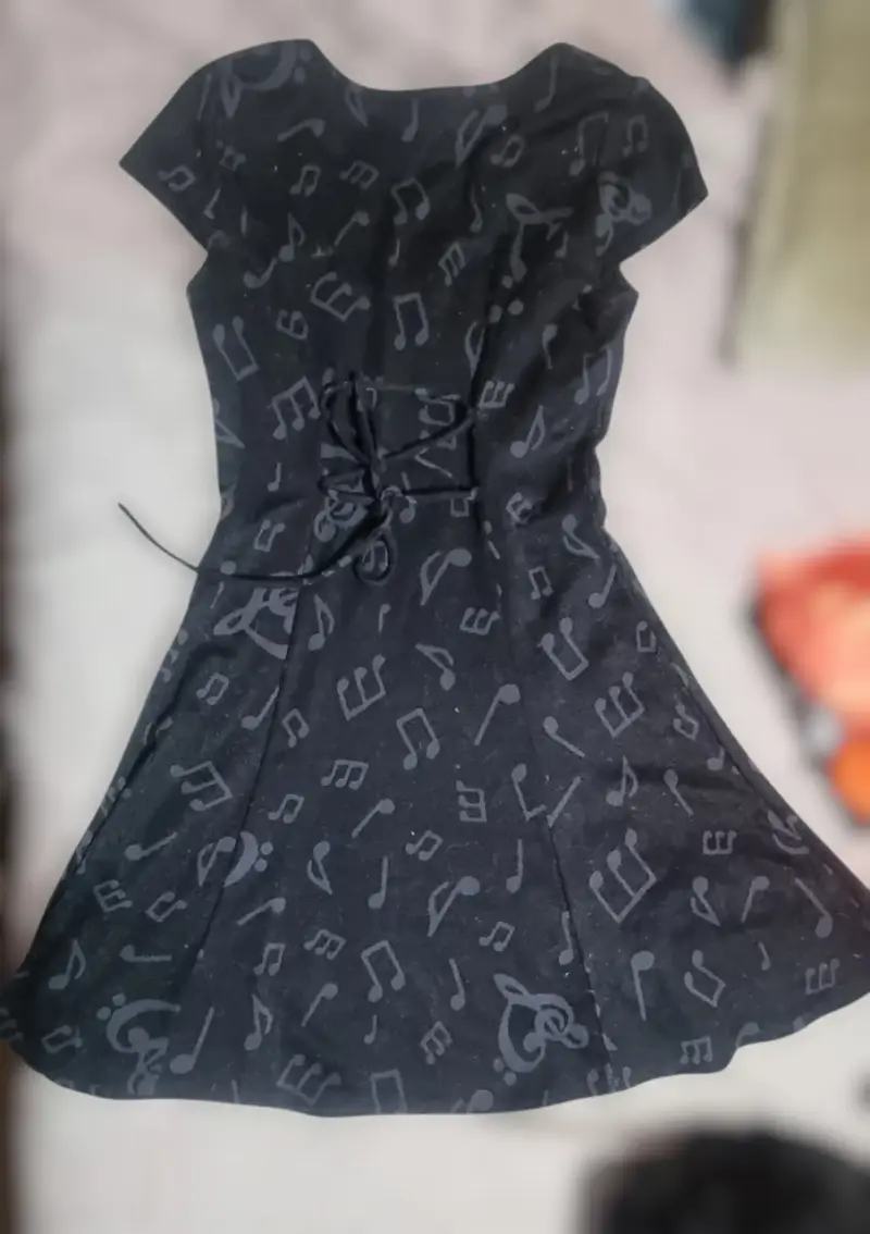 Vestido negro con notas musicales y rayas tallaSM