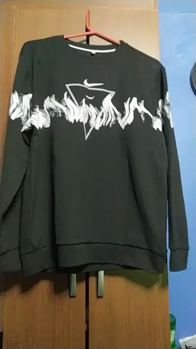 Polerón negro con diseño gráfico Nike - miniatura 1