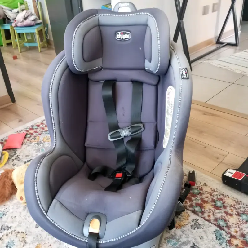 Silla de auto para bebé Chicco con sistema de recl - 1
