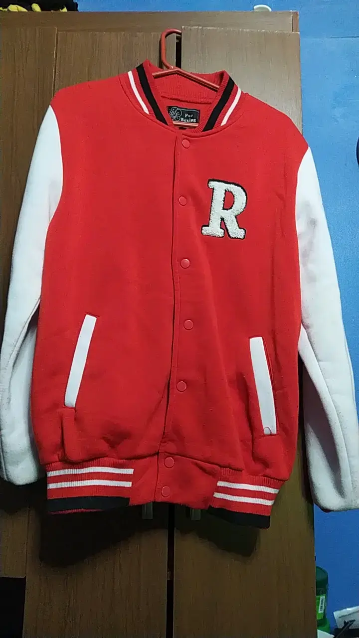 Chaqueta estilo varsity roja y blanca - 1
