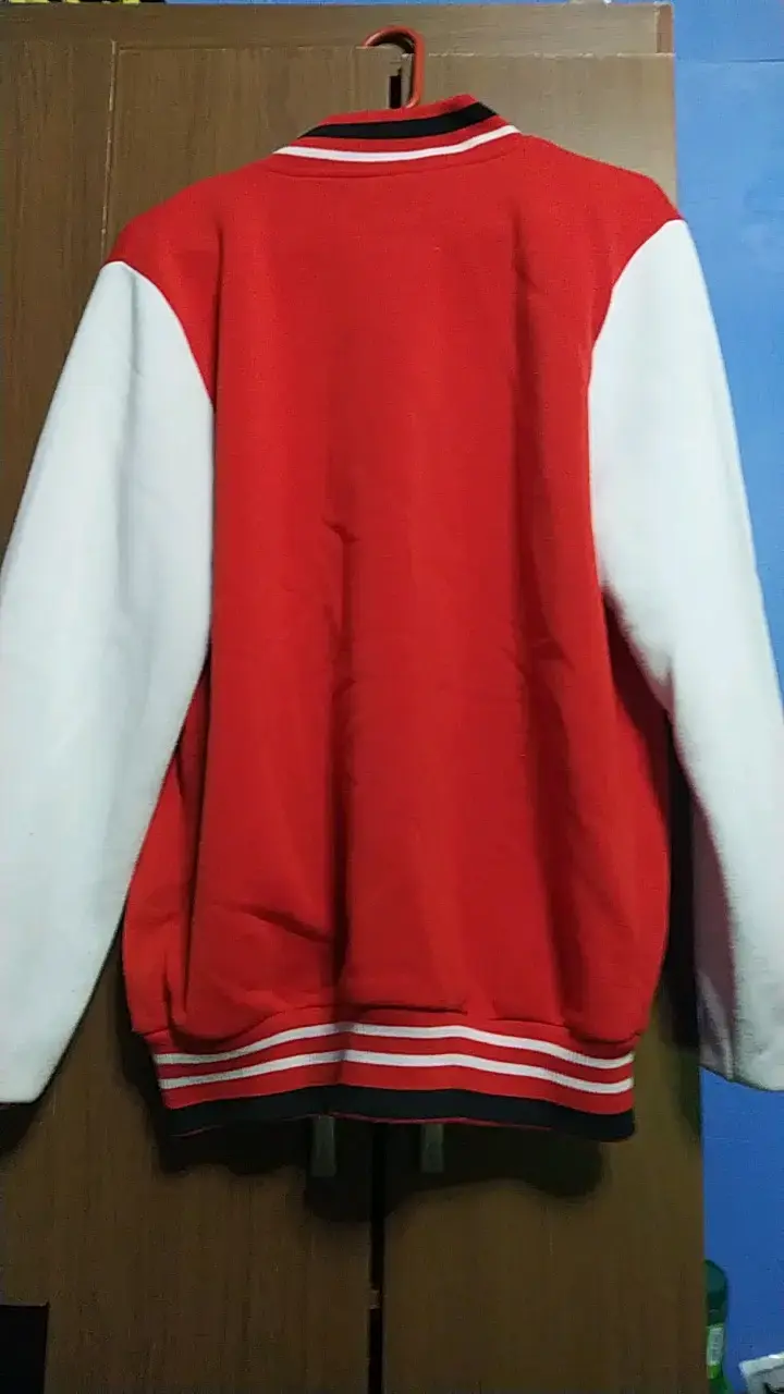 Chaqueta estilo varsity roja y blanca - 2