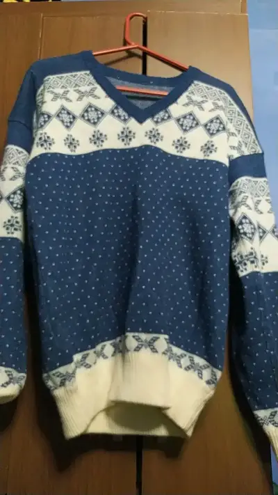 Suéter de lana azul con diseño invernal - miniatura 1