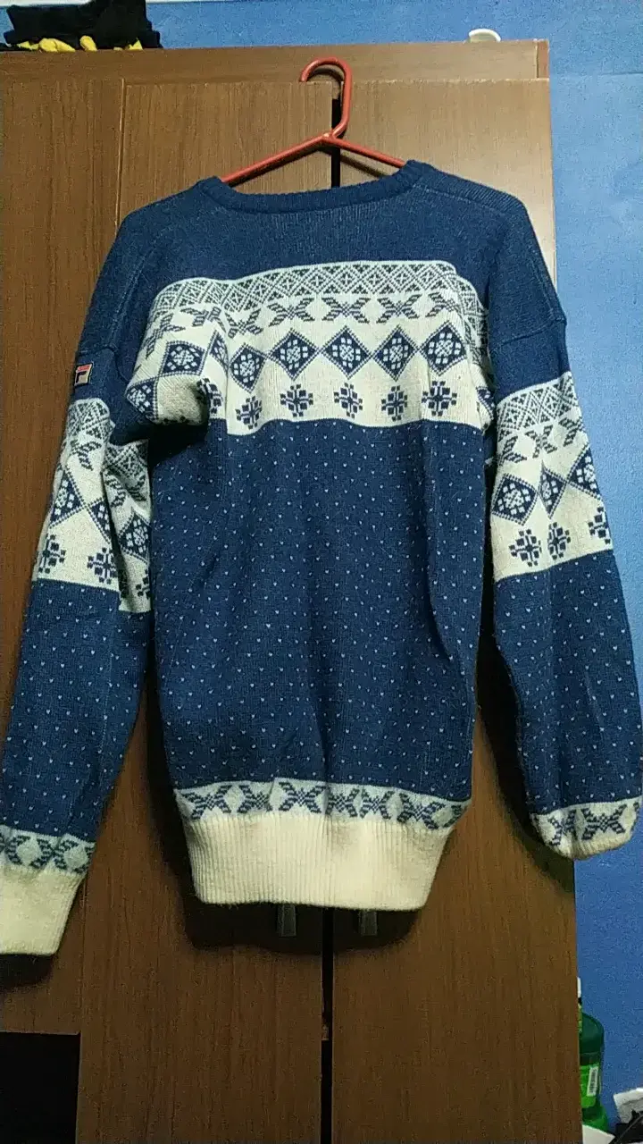 Suéter de lana azul con diseño invernal - 2