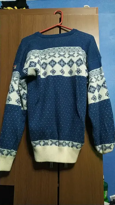 Suéter de lana azul con diseño invernal - miniatura 2