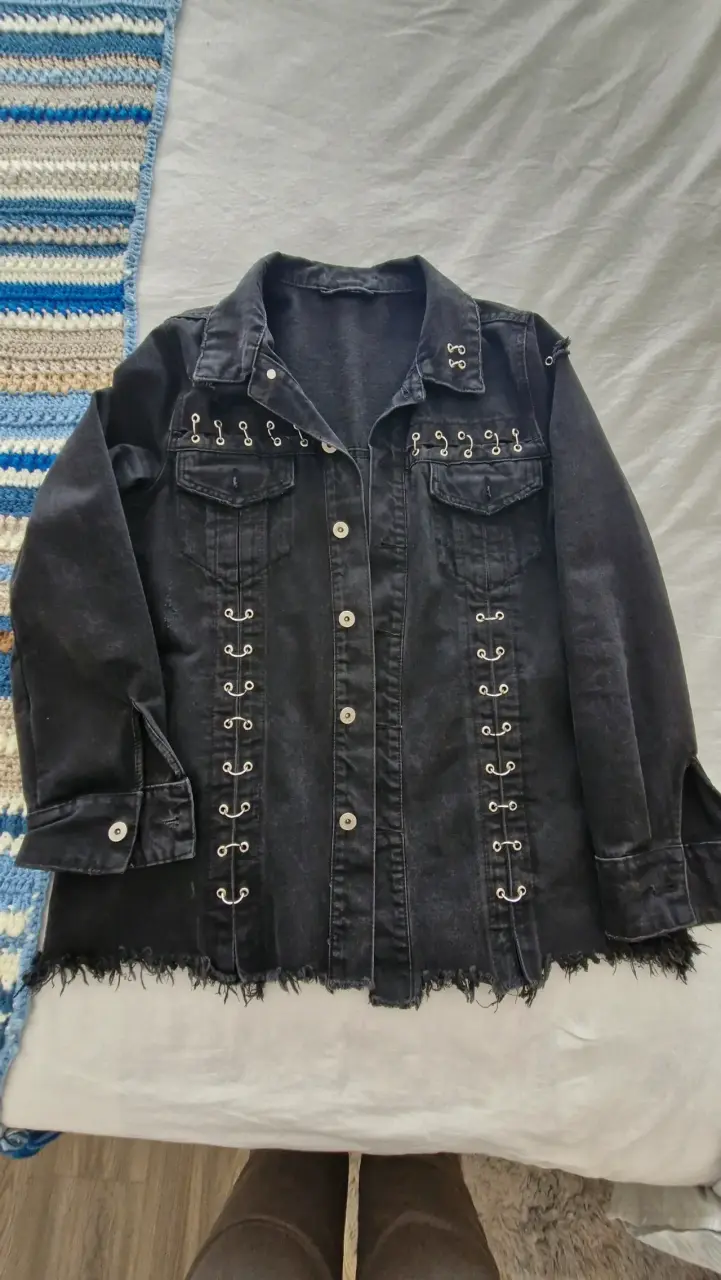 Chaqueta negra con detalles metálicos - 1