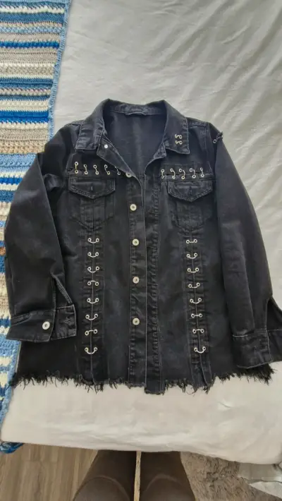 Chaqueta negra con detalles metálicos - miniatura 1