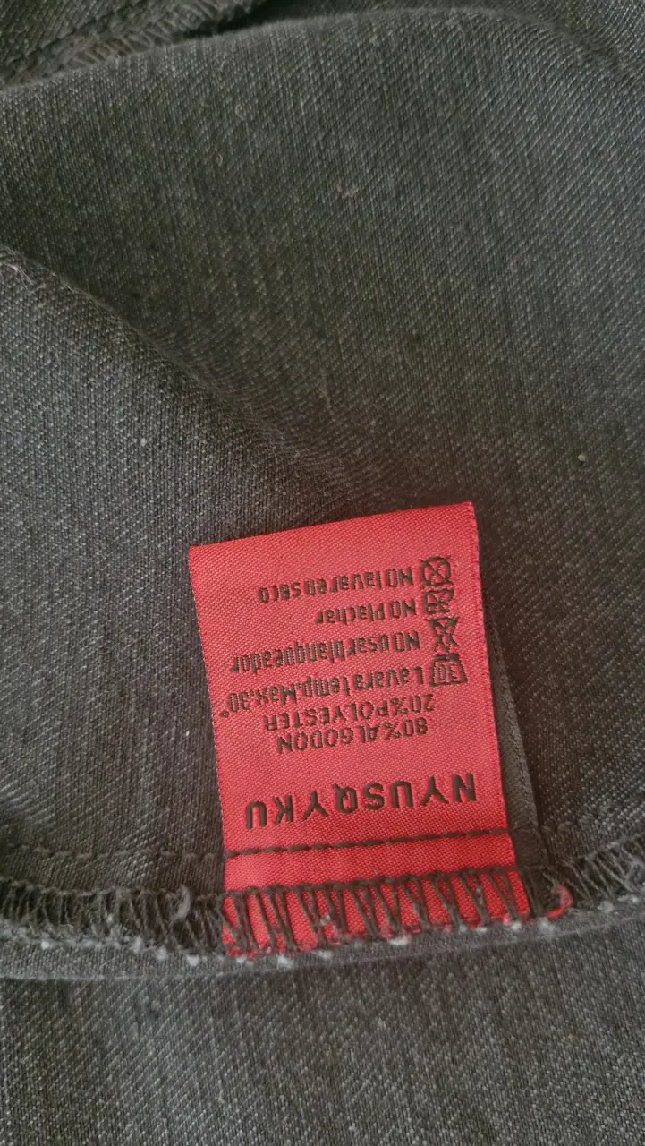 Chaqueta negra con detalles metálicos - 2