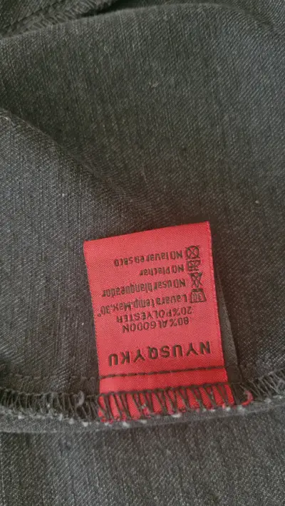 Chaqueta negra con detalles metálicos - miniatura 2