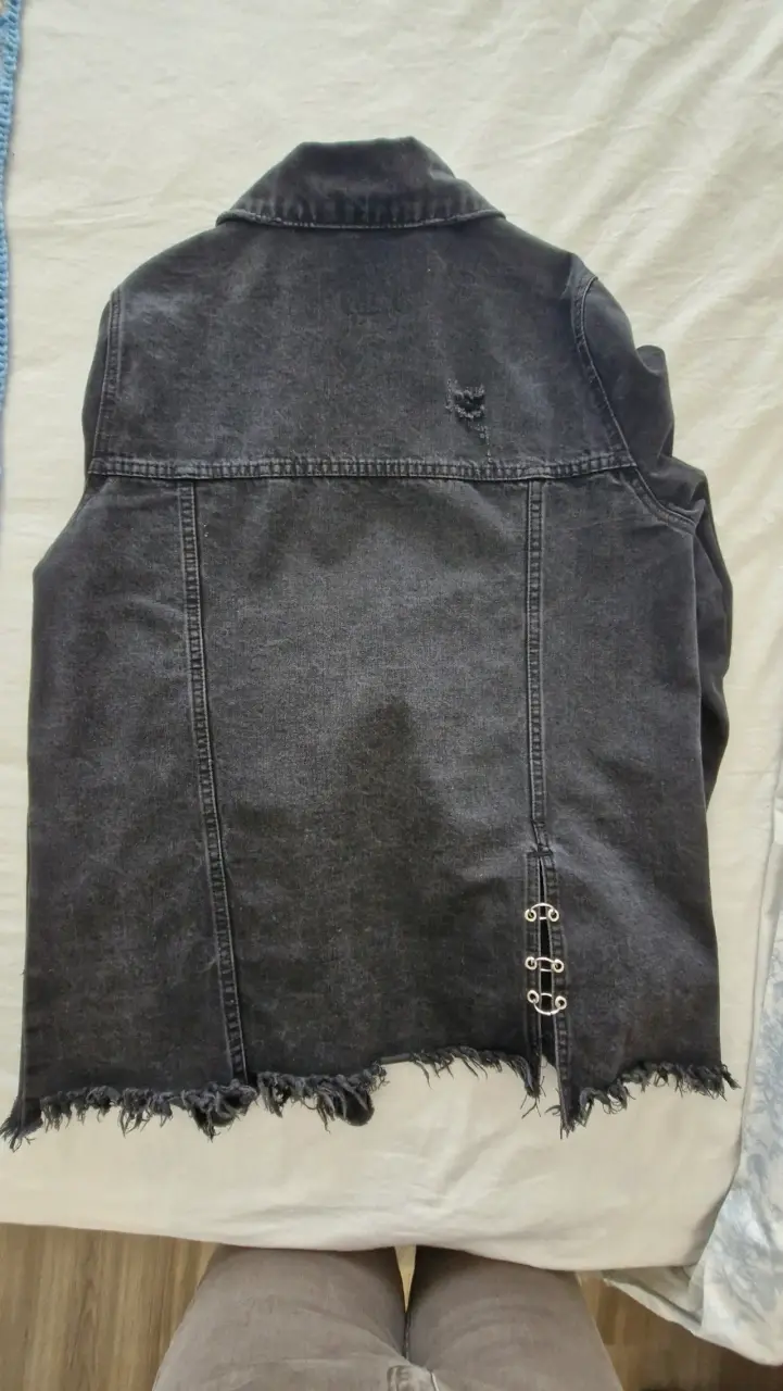 Chaqueta negra con detalles metálicos - 3