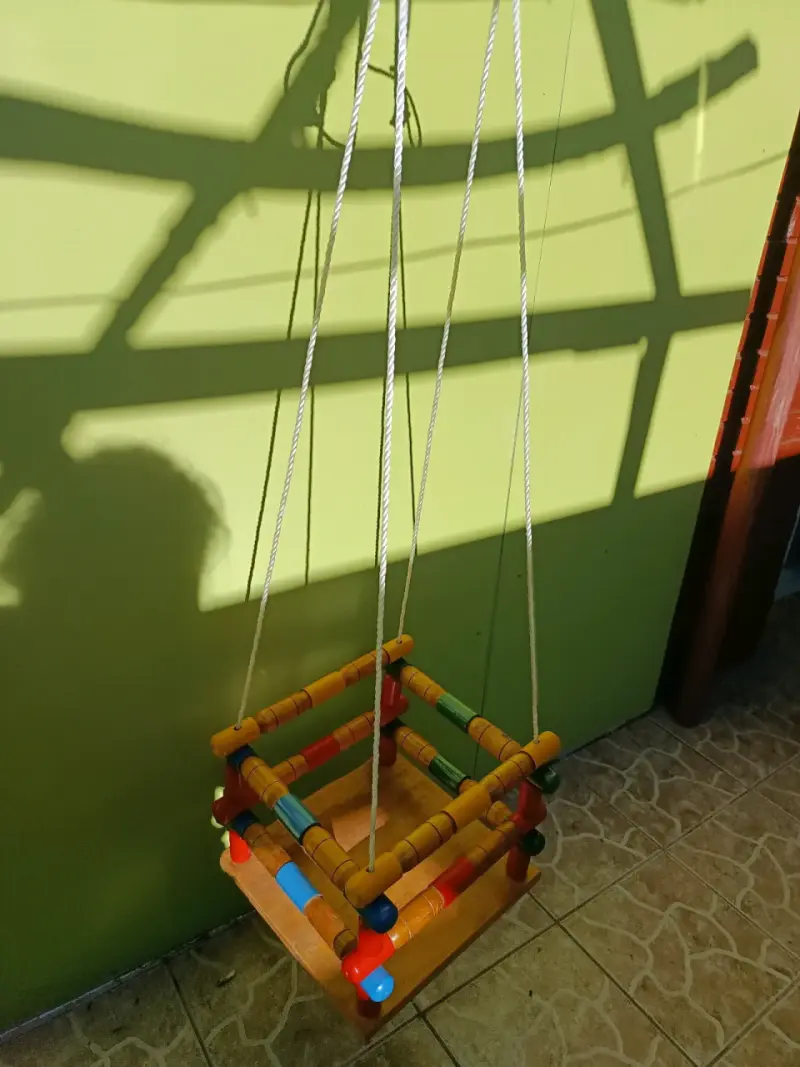 Columpio de madera para niños con cuerdas - 1