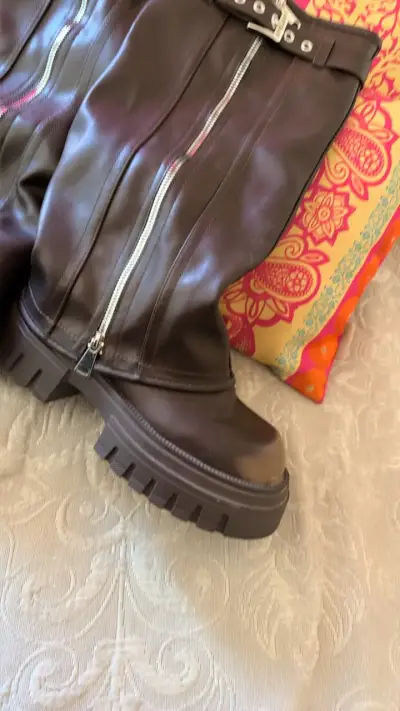 Botas de cuero marrón con cierre metálico - miniatura 2