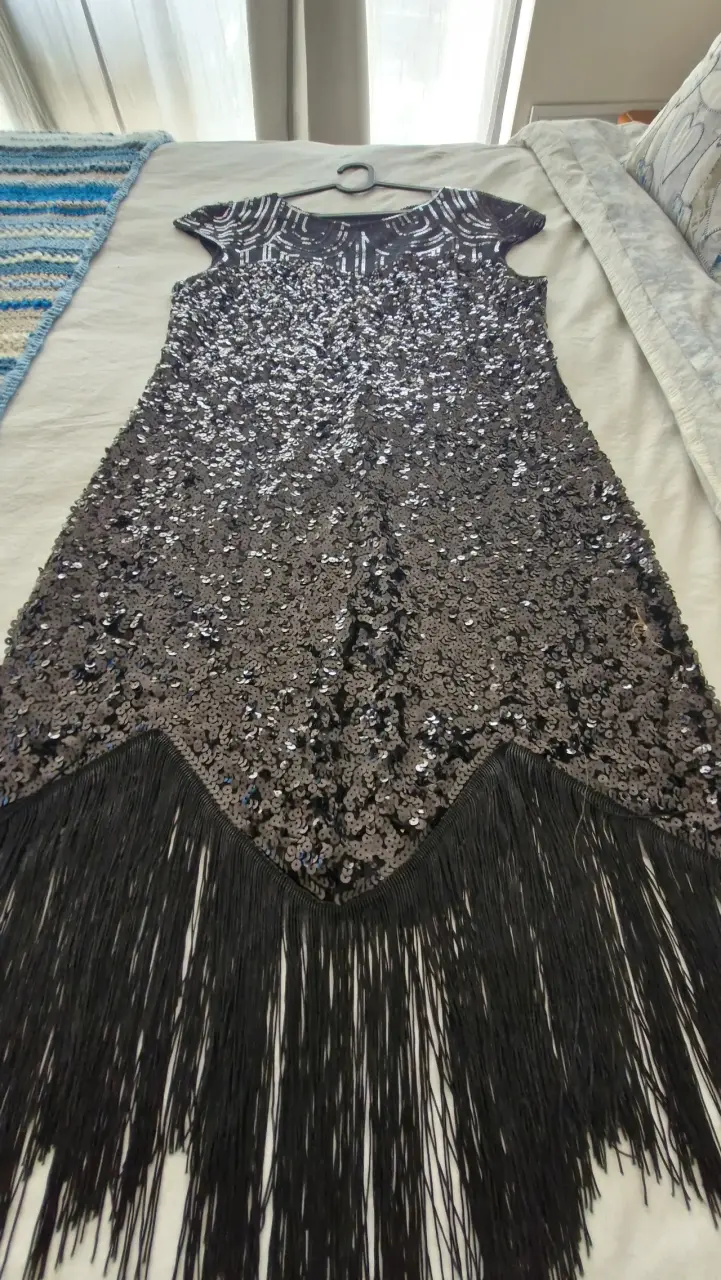 Vestido de lentejuelas negro con flecos estilo Charleston - 1
