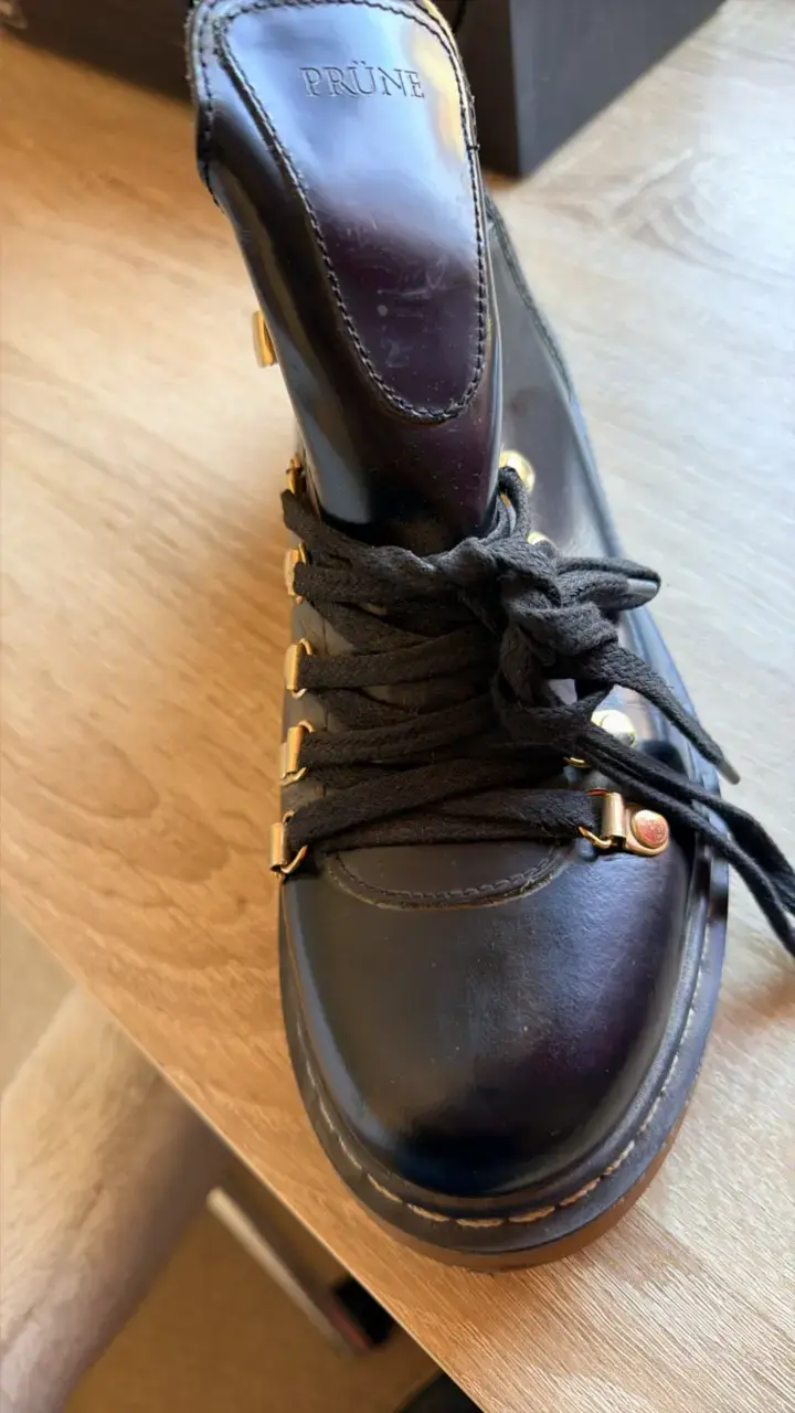 Botines de cuero negro Prüne con detalles dorados - 1