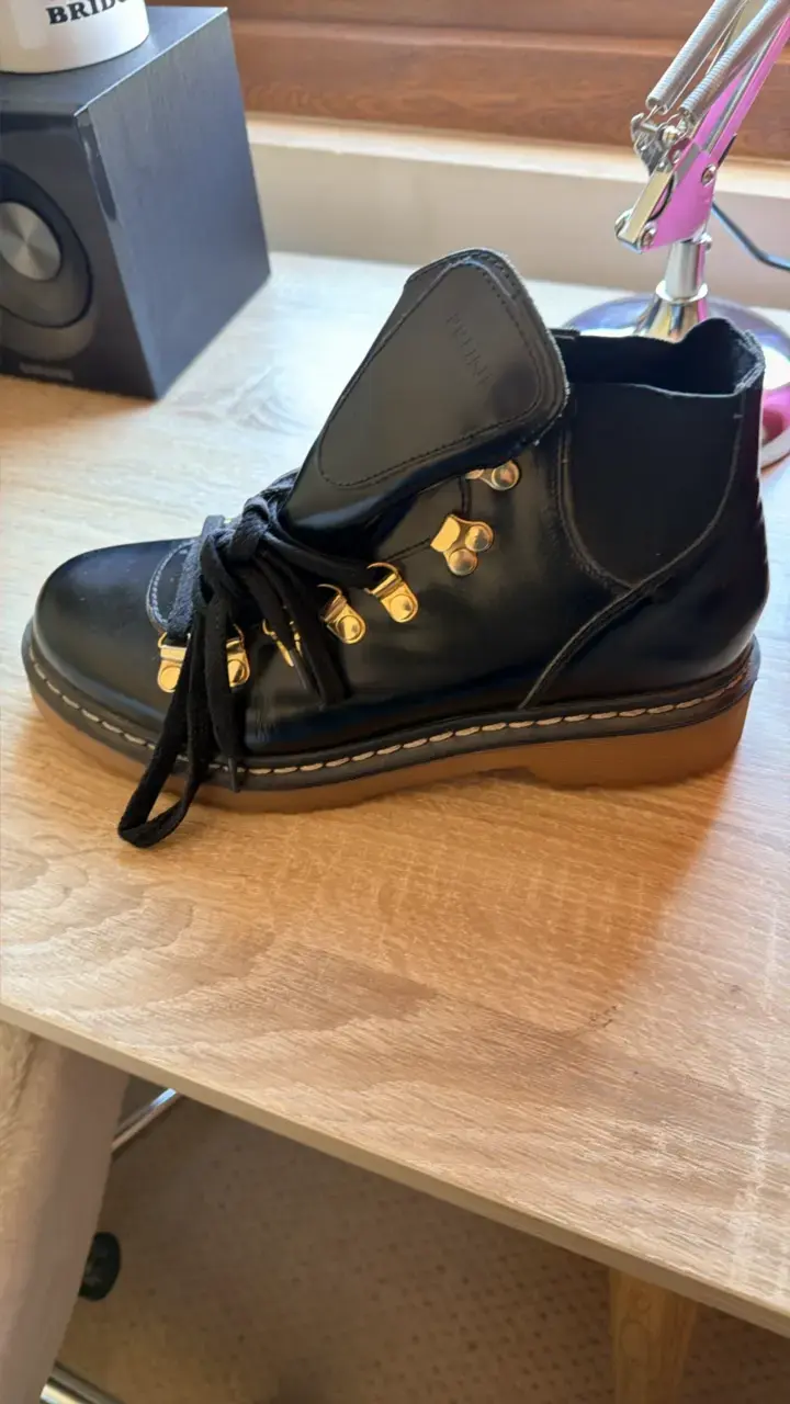 Botines de cuero negro Prüne con detalles dorados - 2