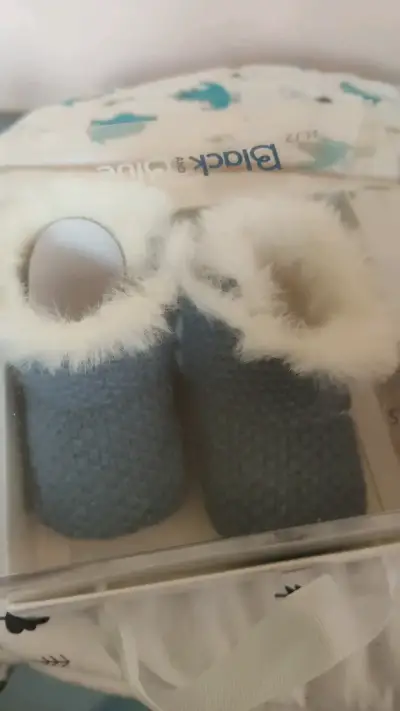 Pantuflas para bebé azul con forro blanco - miniatura 2
