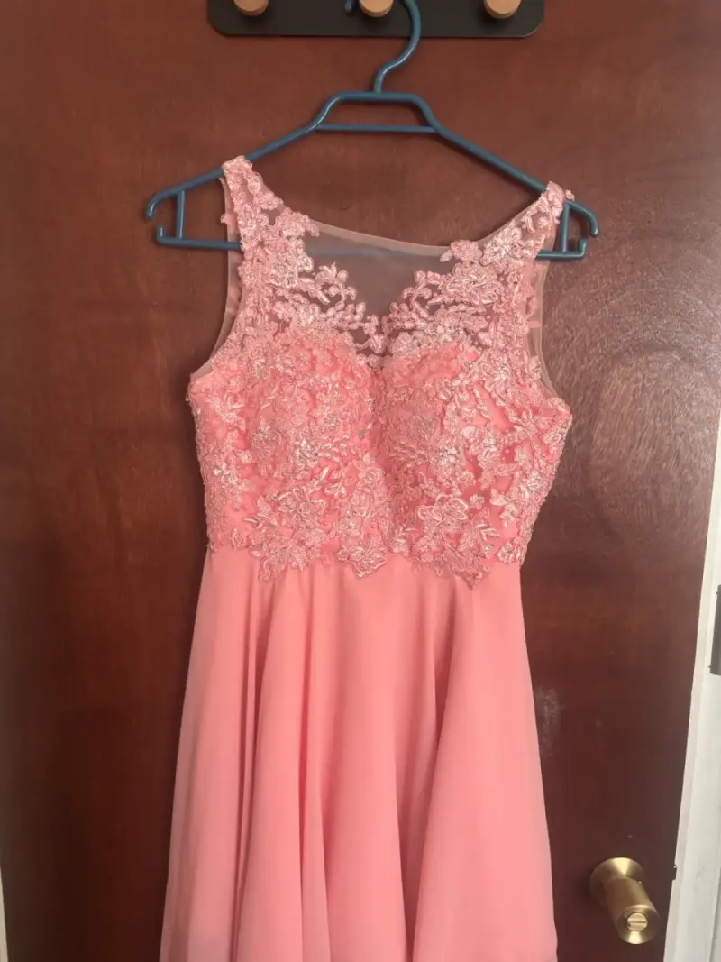 Vestido de fiesta rosa con encaje floral - 1