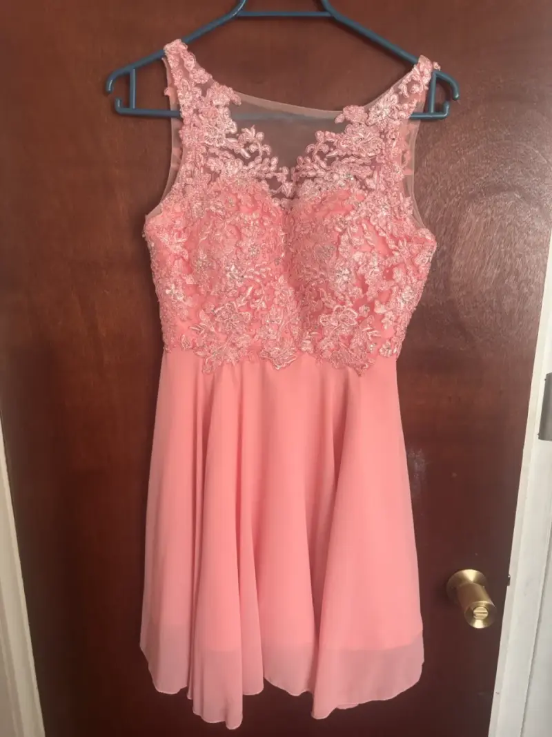Vestido de fiesta rosa con encaje floral - 2