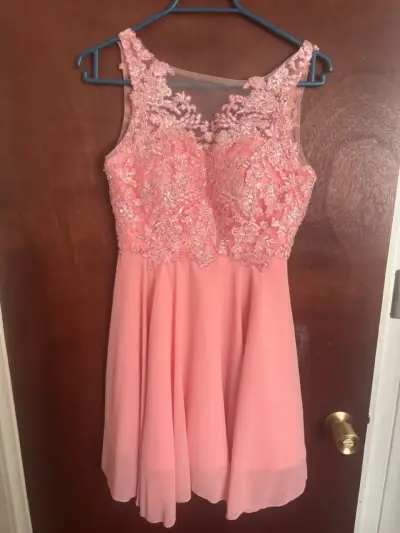 Vestido de fiesta rosa con encaje floral - miniatura 2