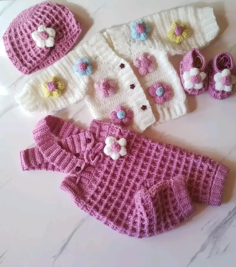 Conjunto de ropa tejida para bebé con flores - 1