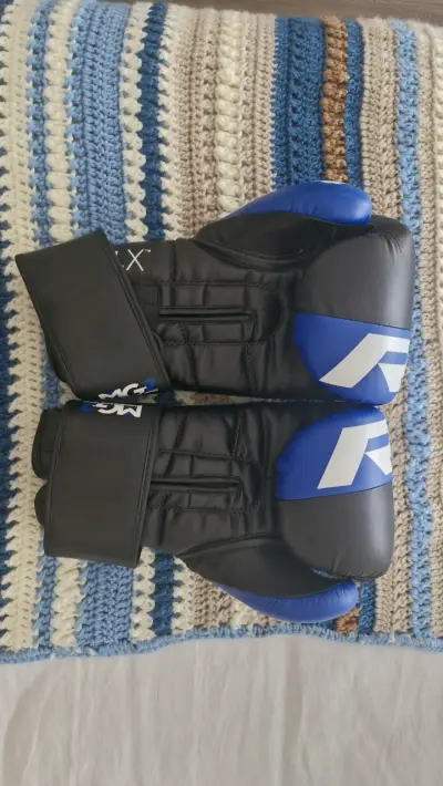 Guantes de Boxeo RDX 14 oz Azul y Negro - miniatura 2