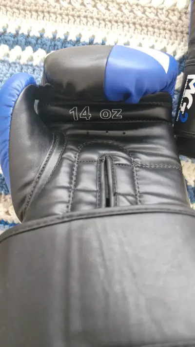 Guantes de Boxeo RDX 14 oz Azul y Negro - miniatura 3