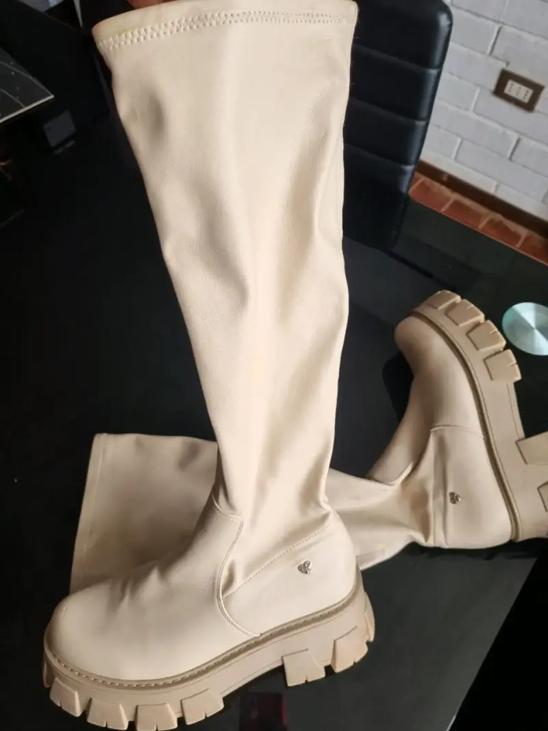 Botas altas beige con plataforma gruesa - 1