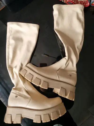 Botas altas beige con plataforma gruesa - miniatura 2