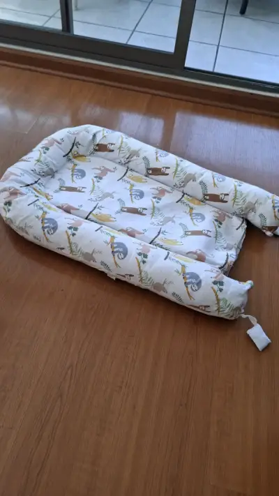 Cojín nido para bebé con diseño de perezosos - miniatura 1