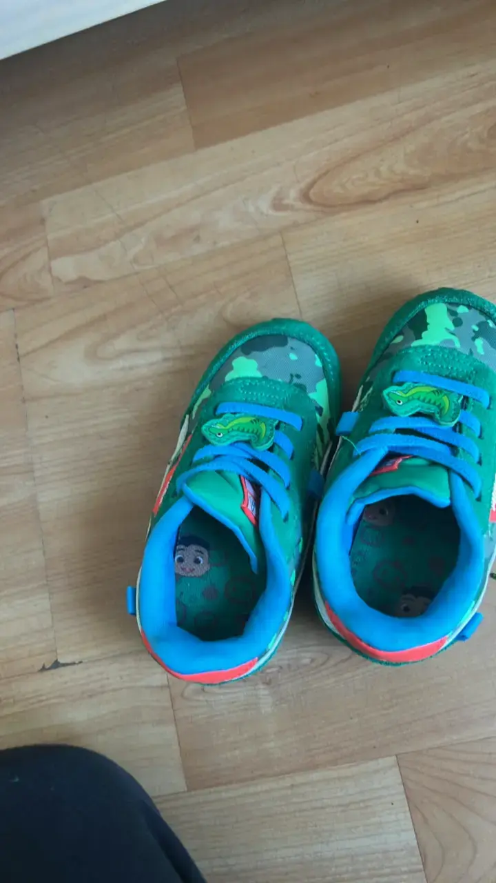 Zapatillas infantiles verdes con diseño de cocodrilo