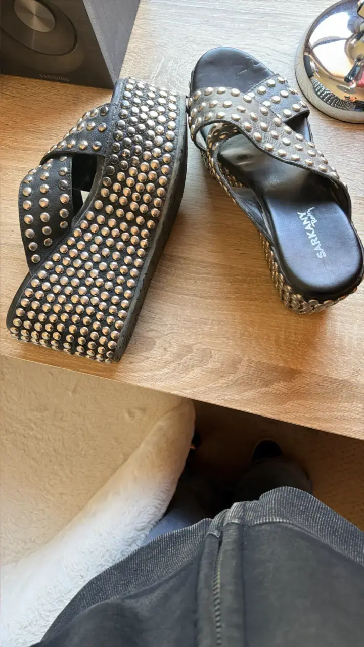 Sandalias plataforma negras con tachas Sarkany - 1