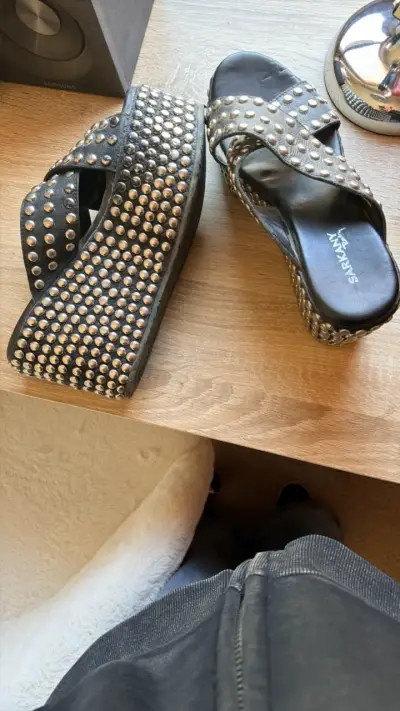 Sandalias plataforma negras con tachas Sarkany - miniatura 1